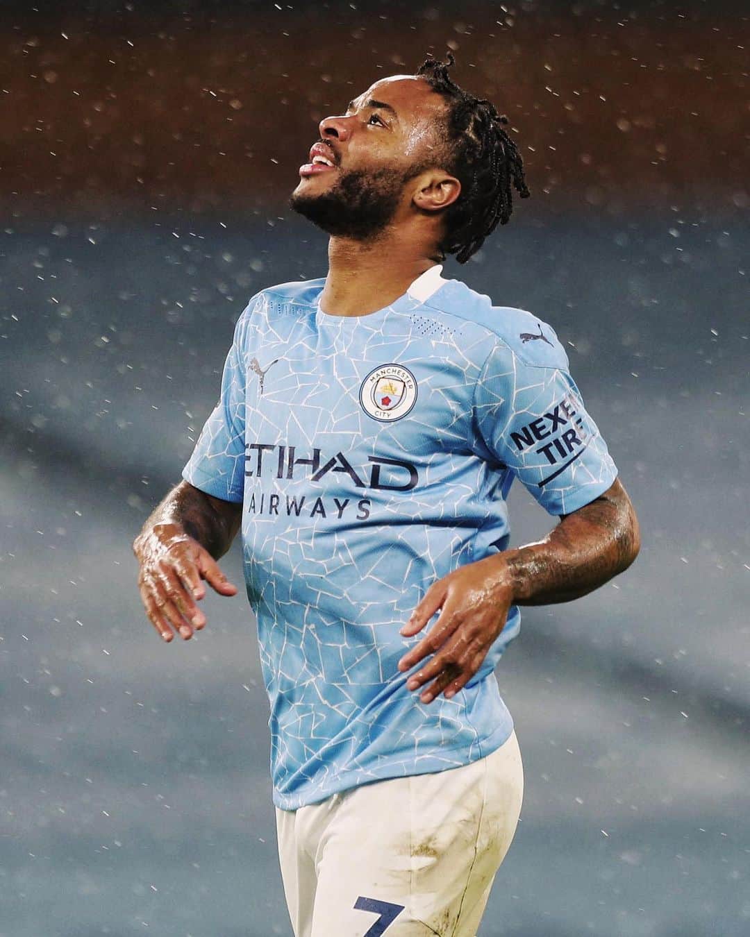 ラヒーム・スターリングのインスタグラム：「We move forward ☔️」