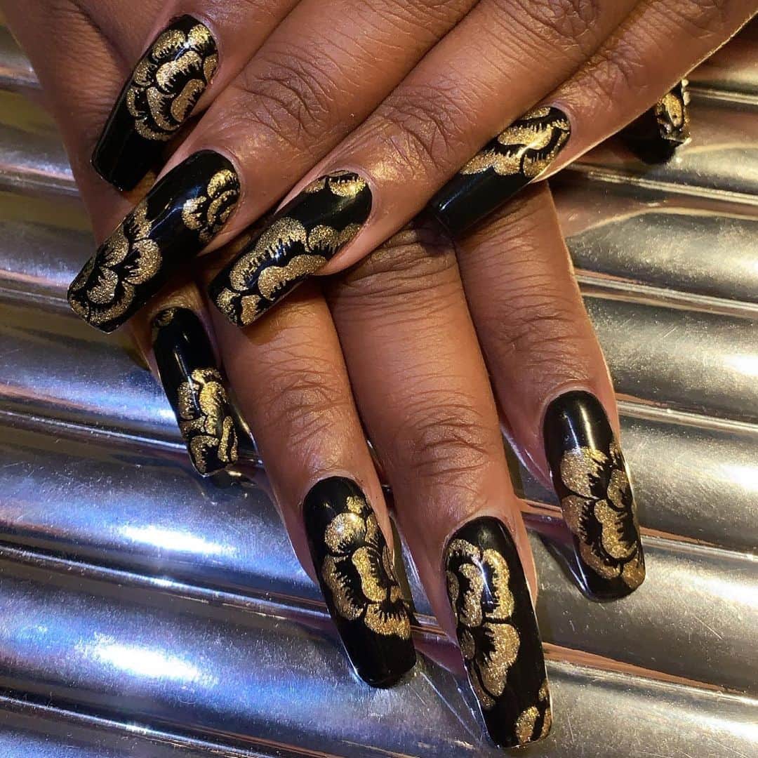 Mei Kawajiriさんのインスタグラム写真 - (Mei KawajiriInstagram)「@reneemadeulook 2021 nails inspired by @tomford 🖤🌙✨🖤🌙✨🖤 #nailsbymei #handpainted」12月27日 7時24分 - nailsbymei