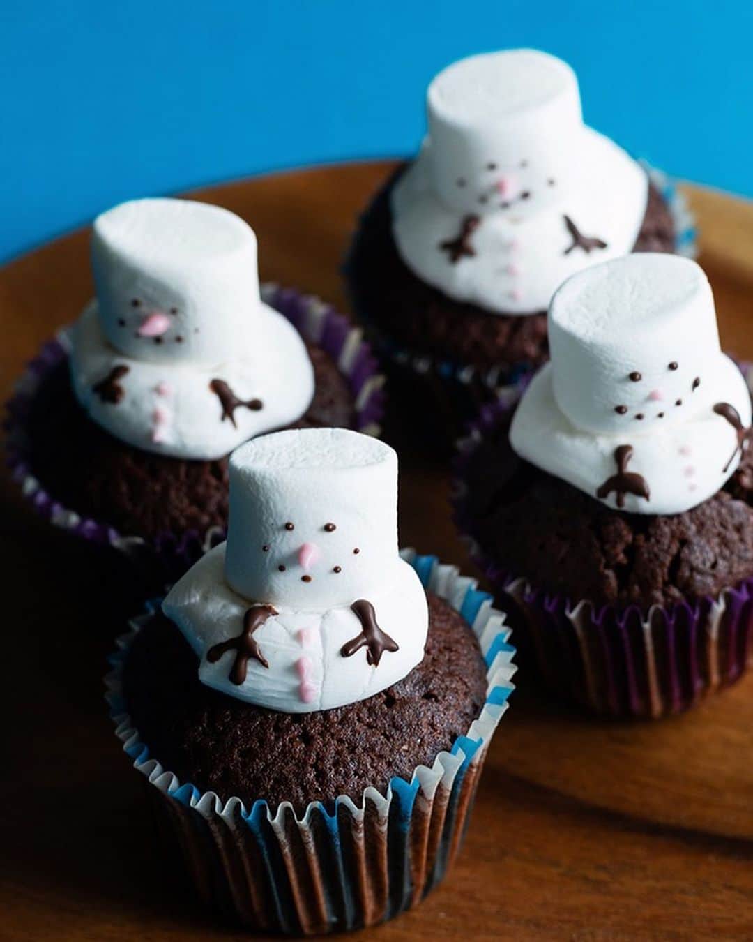 MUJI USAさんのインスタグラム写真 - (MUJI USAInstagram)「Snowman cupcakes to celebrate a snowy season. This fun treat is easy to make with the entire family. Here's how --  MUJI Snowman Cupcakes  1 box of chocolate cake mix (or your preferred flavor) Chocolate candy melts Piping bag with small tip (or ziplock bag) Cupcake liners Large marshmallows  1. Prepare the cake mix according to the box instructions. 2. Separate the batter into cupcake liners and trays; bake according to instructions. 3. When the cupcakes are baked through, place a marshmallow vertically on top of each cupcake, and place back into the oven. Melt with the residual heat for 3 minutes or until half melted. 4. Melt the chocolate candy melts and pour into your piping bag. If you don't have a piping bag available, place into a ziplock bag and snip off a small corner. 5. On a separate snowman, decorate the faces with the chocolate. 6. Remove the cupcakes from the oven and place the decorated marshmallow on top of the semi-melted one. 7. Serve and enjoy!  #muji #mujiusa #mujirecipe #cupcakes」12月27日 7時38分 - mujiusa