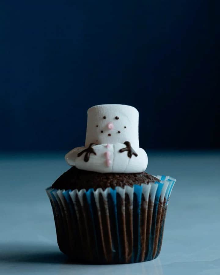 のインスタグラム：「Snowman cupcakes to celebrate a snowy season. This fun treat is easy to make with the entire family. Here's how --  MUJI Snowman Cupcakes  1 box of chocolate cake mix (or your preferred flavor) Chocolate candy melts Piping bag with small tip (or ziplock bag) Cupcake liners Large marshmallows  1. Prepare the cake mix according to the box instructions. 2. Separate the batter into cupcake liners and trays; bake according to instructions. 3. When the cupcakes are baked through, place a marshmallow vertically on top of each cupcake, and place back into the oven. Melt with the residual heat for 3 minutes or until half melted. 4. Melt the chocolate candy melts and pour into your piping bag. If you don't have a piping bag available, place into a ziplock bag and snip off a small corner. 5. On a separate snowman, decorate the faces with the chocolate. 6. Remove the cupcakes from the oven and place the decorated marshmallow on top of the semi-melted one. 7. Serve and enjoy!  #muji #mujiusa #mujirecipe #cupcakes」
