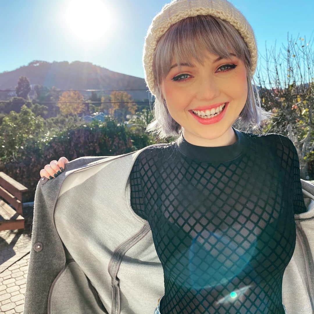 サミー・ハンラティのインスタグラム：「Hope you all had a lovely Christmas and holiday❤️ now who’s ready for 2021??」