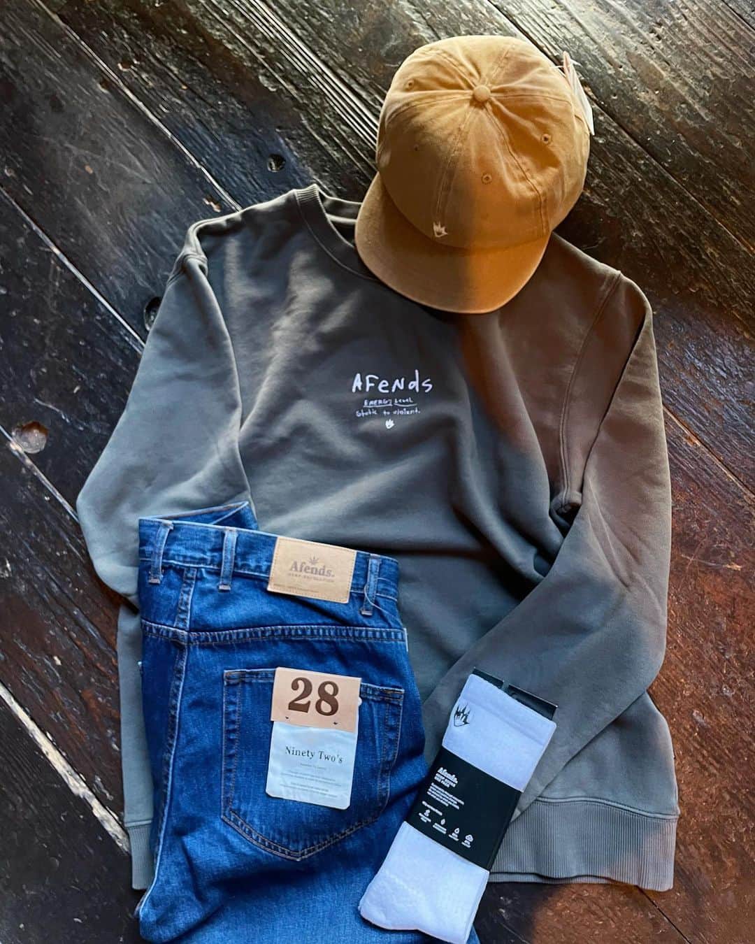 PORT of CALL Cafe&Store Tokyoのインスタグラム：「#pocdstyle -New Arrival-  @afends  👕 Static To Violent Stocked @poc_daikanyama Afends'20Holidayからロゴが手描きになっているシンプルですがアクセントになって一枚でもインナー使いにもなる万能itemです✌️🌈 . @afends  #afends #afendswomans #new #collection #portofcalldaikanyama #cafeandstore」