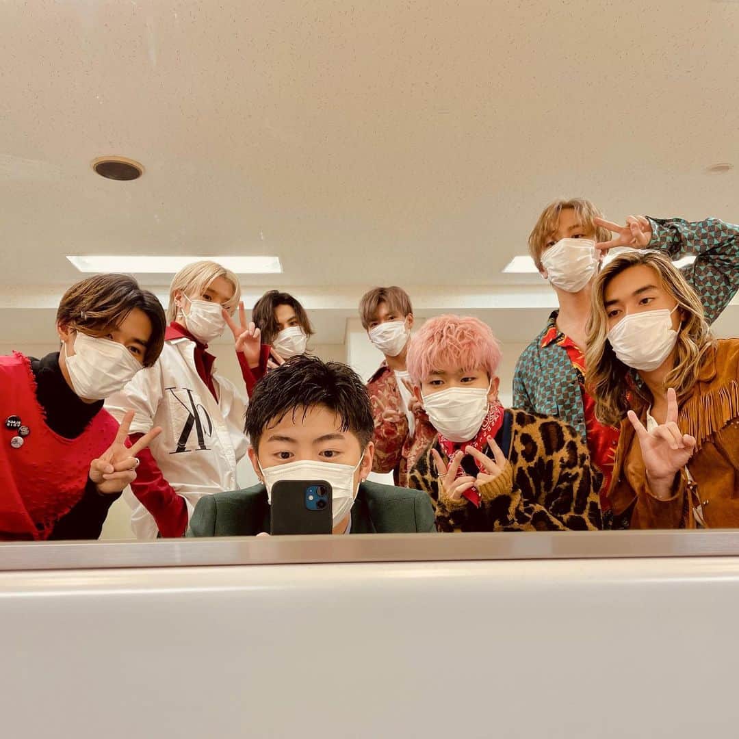 のインスタグラム：「@reo_sano_official_acc san with the boyz🐬 LIVE×ONLINE楽しみです:) 頑張ってください!!」
