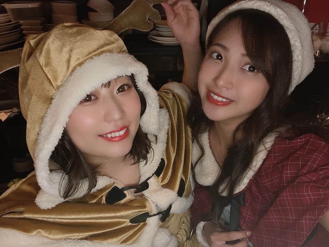 のインスタグラム：「今年はトナカイ🤶 サンタコスを始めて9年目になるけど、サンタしか着たことなかったのではじめてのトナカイ。 このトナカイめっちゃ可愛かった。ハロウィンの時もお世話になった衣装屋さん。 のあちんのサンタとペアなの♡  たくさん飲ませて頂いて見事に潰れました。こんなことは年に一度くらいしかないので、レアです。笑  のあちんと楽しいアフタークリスマスできて最高でした♡ みんなありがとう☺️ 来年も一緒に過ごそ〜っ！  #サンタコス  #クリスマス #トナカイ #malymoon  #スナック　#渋谷 #百軒店商店街 #ペアルック」