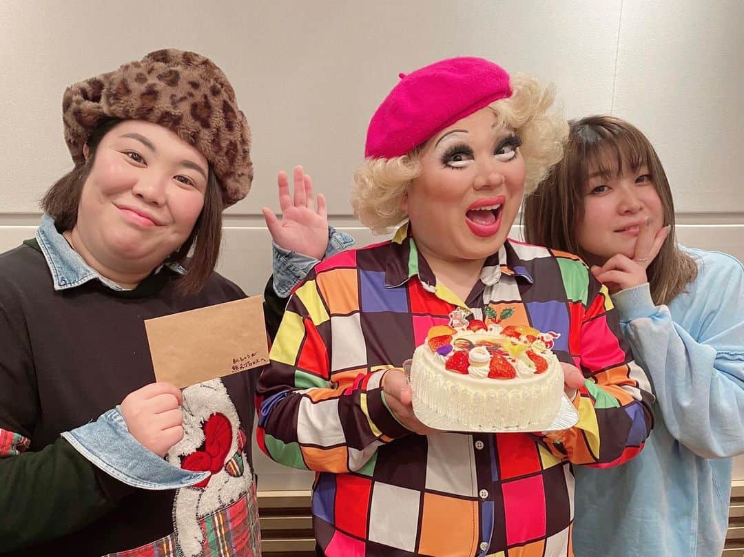 稲田美紀のインスタグラム：「． ． #abcラジオ 毎週日曜24時30分からのYes!日曜酒Bar! 本日最終回です😊約1年半お世話になりました✨色々な業種の方にゲストに来ていただきました！本当にありがとうございました！最終回は3人でへらへらしてます！是非聴いてね〜 ． #日曜酒bar  #ベビーヴァギー #紅しょうが ABCさんからケーキもいただきました🍰嬉し可愛」
