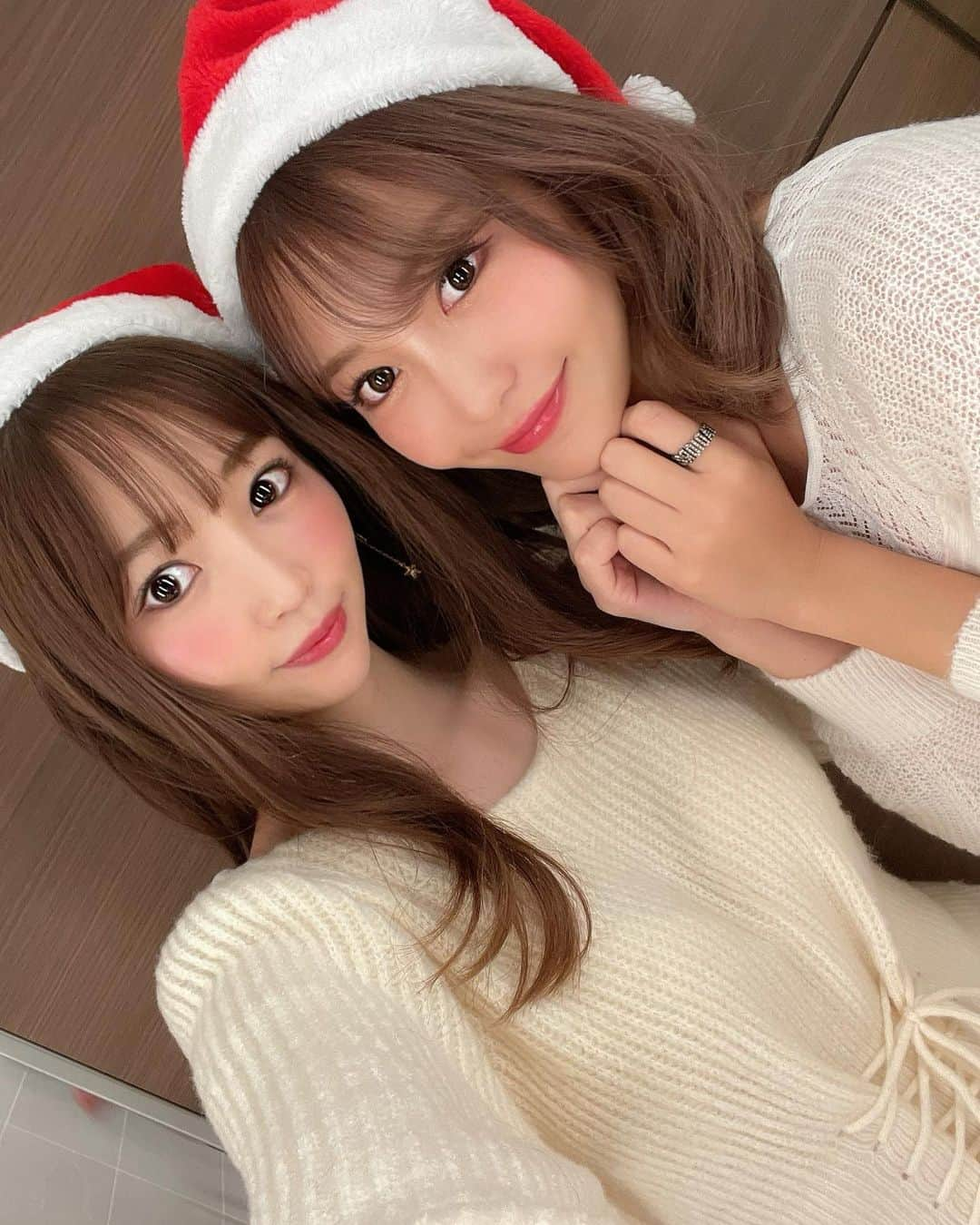 COCOさんのインスタグラム写真 - (COCOInstagram)「🤶🤶💕🎁  あ、髪暗くしました🤎 まさきくんありがとう~😘 @masaki_ankhcross  #六本木ヒルズ #クリスマスマーケット #christmasmarket #アンク #アンクロス #サンタコス #サンタさん #クリスマス #japanesegirl #asiangirls #burlesquetokyo」12月27日 17時17分 - coco_coco000