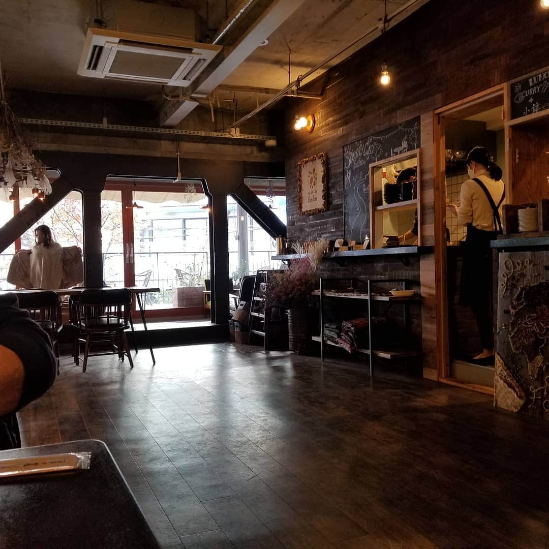 宇月田麻裕さんのインスタグラム写真 - (宇月田麻裕Instagram)「WINSで馬券を買ったあとは、代官山のカフェへ。#Famfam  さんへ。こちらのカフェ、軽井沢にきているかのような雰囲気で、落ち着いていて大好きです。カレーもスパイシーで美味しい❤️ #ココナツチキンカレー #山椒キーマカレー　美味しい🎵」12月27日 17時11分 - mahiro_utsukita