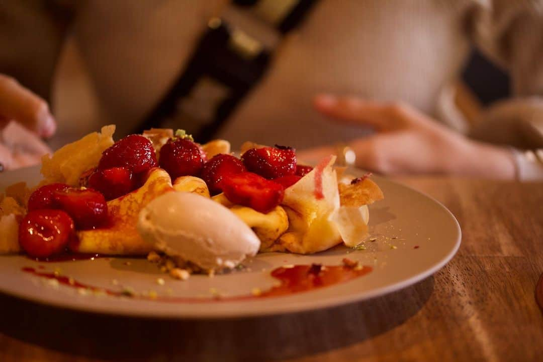 ケイン・デニスさんのインスタグラム写真 - (ケイン・デニスInstagram)「#クレープ  最近ハマっているカフェのクレープ @dining_social  センスの塊 そーきたかーーーって感心する  ハッシュタグ #もう少しひきでとればよかった  #写真　#かふぇすたぐらむ　#cafe #sweets  #有意義な休日」12月27日 17時14分 - japan_kanedennis