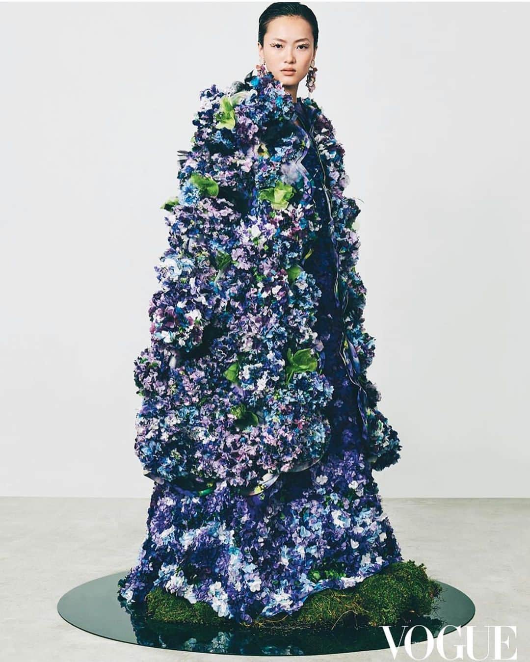 メアリーカトランズのインスタグラム：「The Color Purple @s.e.a.n.k @voguehongkong #marykatrantzou」