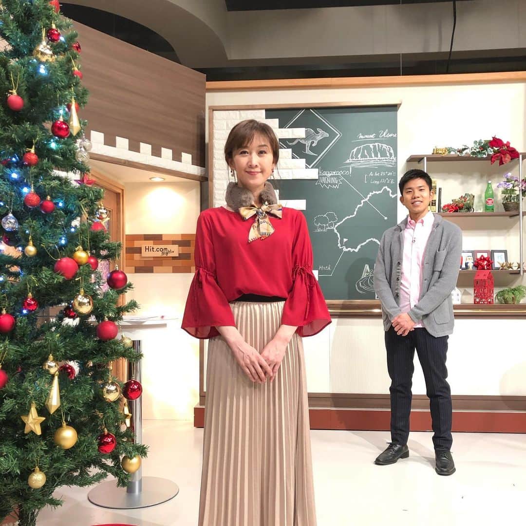 五十幡裕介さんのインスタグラム写真 - (五十幡裕介Instagram)「Hit.com NightのMCも、 気がつけば担当して丸3年が経ちました。 放送時間が深夜であるのを良いことに、 良い意味で自由にやらせてもらっています🤭 この番組だけで話すことも多々。 これからも楽しくお送りできたらと思っています。  #Hit.com Night #木曜 #深夜 #情報 #番組 #高田まゆみ さん #エンディング #トーク #1秒も残さずしゃべりたい気持ちがいつも溢れる #たまに話している最中に番組が終わる #それもご愛嬌 と勝手に思っています #新年 #2021年 は #1月14日 から #夜更かし した時に #一度 #ご覧下さい #忘年会 #新年会 ができないということで #お弁当 が配られ各自でですが労い合いました #自分では手を出さないようなちょっと豪華なお弁当 #2020年 も #今日 を入れて #あと5日 #HTB #アナウンサー #五十幡裕介 #MC #司会」12月27日 17時18分 - htb_isohatayusuke