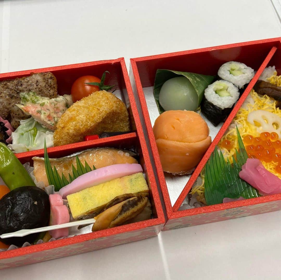 五十幡裕介さんのインスタグラム写真 - (五十幡裕介Instagram)「Hit.com NightのMCも、 気がつけば担当して丸3年が経ちました。 放送時間が深夜であるのを良いことに、 良い意味で自由にやらせてもらっています🤭 この番組だけで話すことも多々。 これからも楽しくお送りできたらと思っています。  #Hit.com Night #木曜 #深夜 #情報 #番組 #高田まゆみ さん #エンディング #トーク #1秒も残さずしゃべりたい気持ちがいつも溢れる #たまに話している最中に番組が終わる #それもご愛嬌 と勝手に思っています #新年 #2021年 は #1月14日 から #夜更かし した時に #一度 #ご覧下さい #忘年会 #新年会 ができないということで #お弁当 が配られ各自でですが労い合いました #自分では手を出さないようなちょっと豪華なお弁当 #2020年 も #今日 を入れて #あと5日 #HTB #アナウンサー #五十幡裕介 #MC #司会」12月27日 17時18分 - htb_isohatayusuke