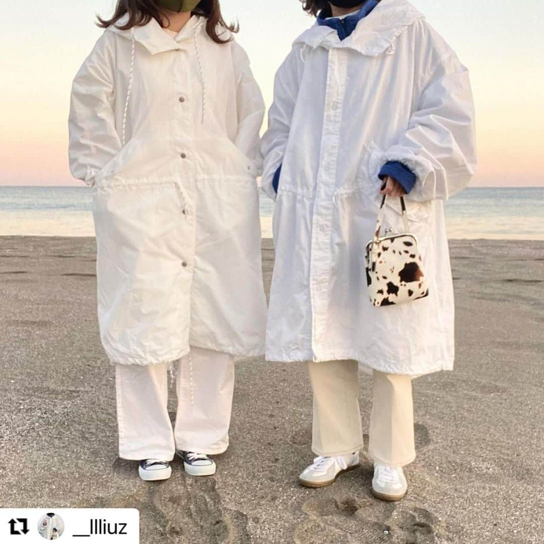 ショップにこにこさんのインスタグラム写真 - (ショップにこにこInstagram)「Repost @__llliuz ♡ with @make_repost ・・・ ・ 今日はスノーパーカーで #シミラールック 💸💸 右の私が着てるのはアメリカ軍の90s☝️ 差し色に青にしたけど相性よすぎて大満足です◎💯  P.S. ５時くらいに行く海はとっても綺麗〜〜 ・ ・ outer：#スノーパーカー  pants：#フーズフーギャラリー #whoswhogallery  bag：#shopnikoniko  shoes：#germantrainer  ・ ・ ・ #fff #f4f #lfl #l4l #instalike #instagood #いいね返し  #いいねした人で気になった人フォロー #ootdfashion  #ootd #フルジョ #フルダン #m65 #古着 #古着女子  #古着男子 #古着コーデ  #ワントーンコーデ #冬コーデ  #ミリタリーコーデ #オールホワイト #ホワイトパンツ  #コートコーデ #今日のコーデ」12月27日 17時22分 - shopnikoniko