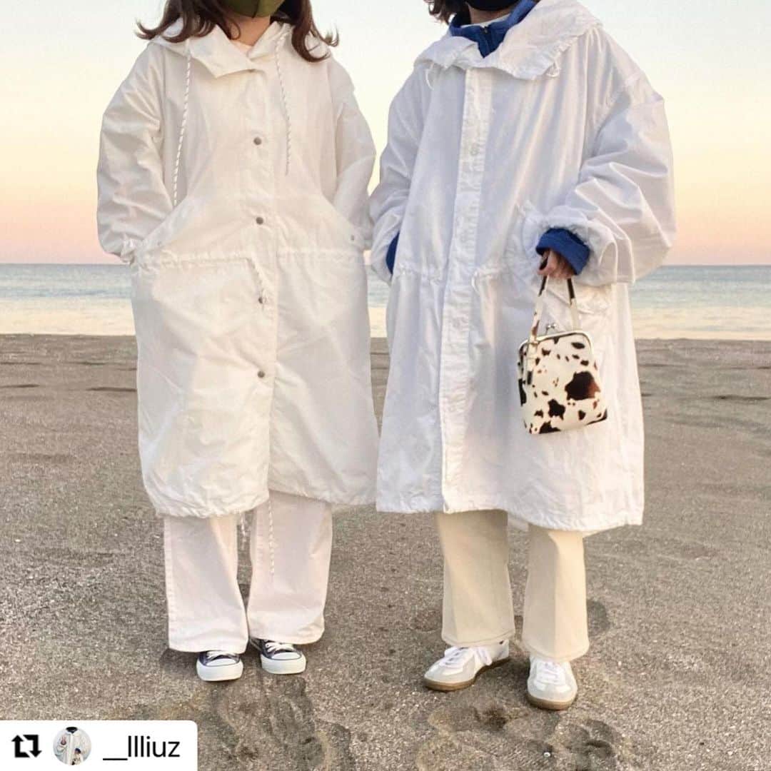 のインスタグラム：「Repost @__llliuz ♡ with @make_repost ・・・ ・ 今日はスノーパーカーで #シミラールック 💸💸 右の私が着てるのはアメリカ軍の90s☝️ 差し色に青にしたけど相性よすぎて大満足です◎💯  P.S. ５時くらいに行く海はとっても綺麗〜〜 ・ ・ outer：#スノーパーカー  pants：#フーズフーギャラリー #whoswhogallery  bag：#shopnikoniko  shoes：#germantrainer  ・ ・ ・ #fff #f4f #lfl #l4l #instalike #instagood #いいね返し  #いいねした人で気になった人フォロー #ootdfashion  #ootd #フルジョ #フルダン #m65 #古着 #古着女子  #古着男子 #古着コーデ  #ワントーンコーデ #冬コーデ  #ミリタリーコーデ #オールホワイト #ホワイトパンツ  #コートコーデ #今日のコーデ」