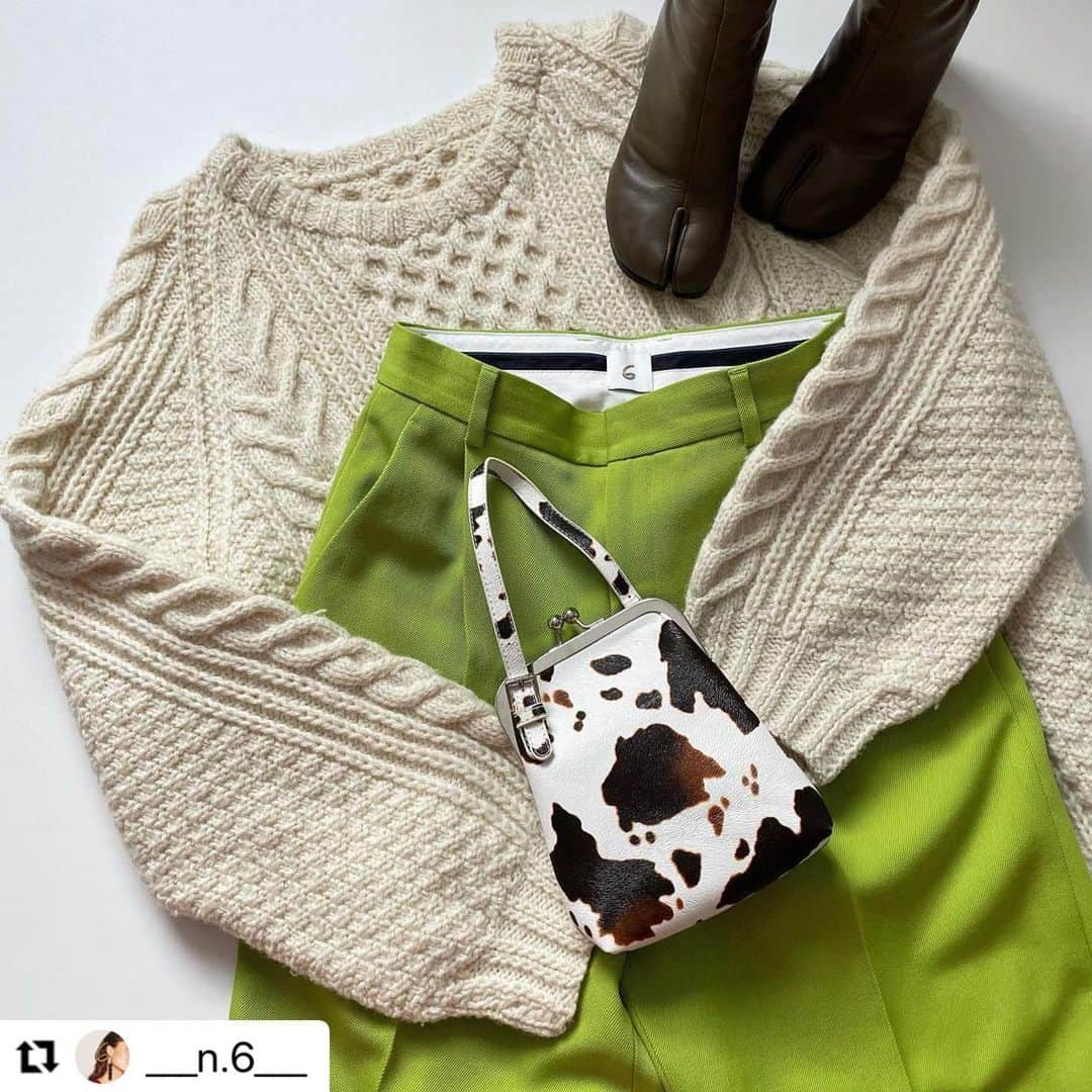 のインスタグラム：「Repost @___n.6___ ♡ with @make_repost ・・・ ・ bag… ・ ・ 大好きなアニマル柄のミニバッグ𓃾𓎤✧ ・ ( @shopnikoniko ) ・ カラーパンツとニットに合わせたら絶対かわいいー♡ ・ プチプラとは思えないしっかりしたつくり✧✧ ・ ・ #fashion#coordinate#outfit#ootd #ファッション#ママファッション #コーデ#ママコーデ #vintage#vintageknit#ヴィンテージ#ヴィンテージニット#ケーブルニット#アランニット #roku#ロク#6_beautyandyouth#rokubeautyandyouth#カルゼパンツ #ショップにこにこ_zozotown#アニマル柄#アニマル柄バッグ #maisonmargiela#マルジェラ#足袋#足袋ブーツ #置き画#置き画くら部 #roku好きさんと繋がりたい #お洒落さんと繋がりたい」