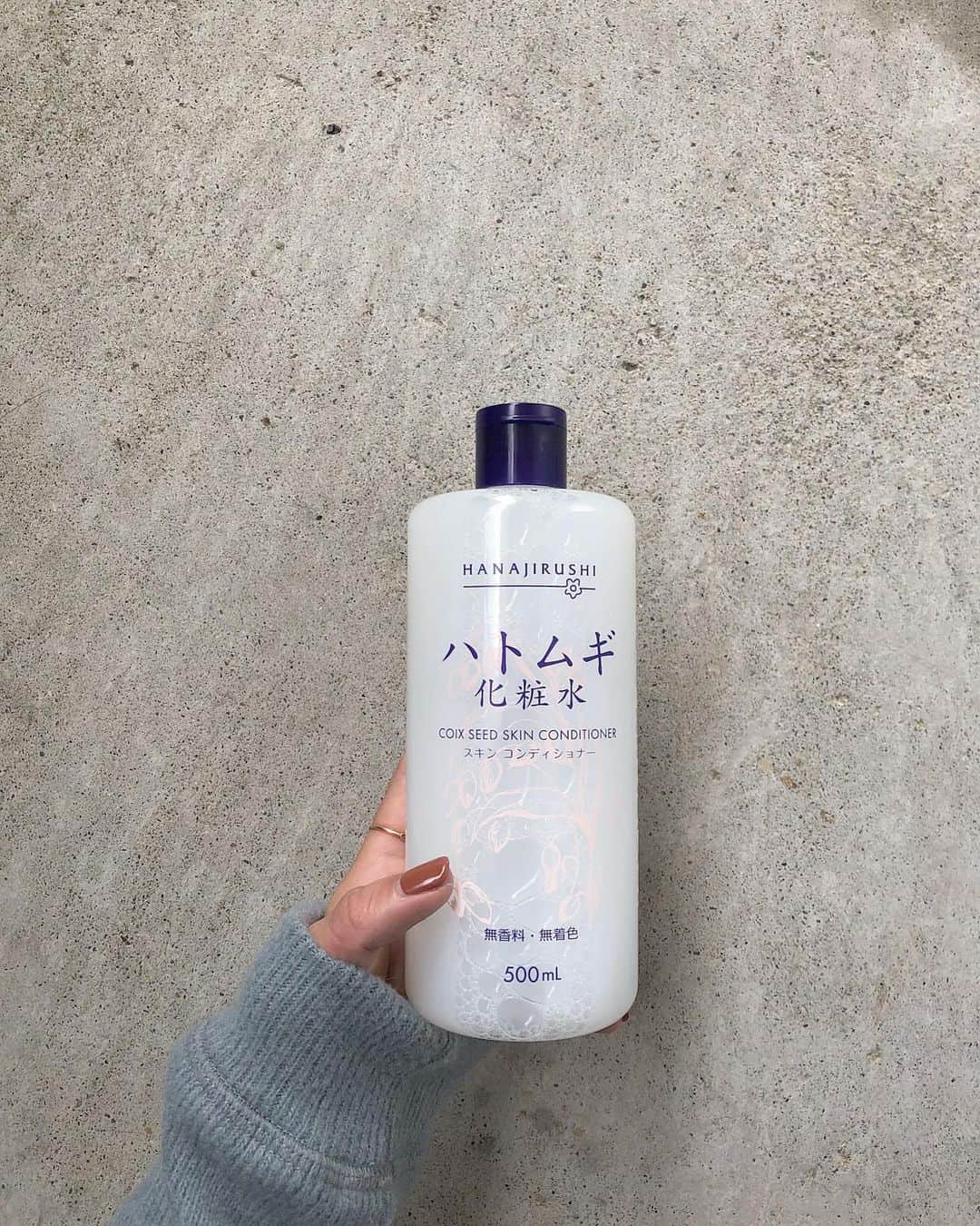 Minamiのインスタグラム：「﻿ みんな大好き、ハトムギ化粧水🌿﻿ この大きさで¥999。﻿ たっぷり惜しみなく使えるからいいよねー！﻿ ﻿ クーポンあるよ！﻿ 店内全品999円以上購入で半額50%オフだよ。﻿ クーポン利用期間は、﻿ 1/９ 23:59まで。﻿ @hanajirushi_jp をみてね◡̈︎﻿ ﻿ ﻿ ﻿ #花印 #花印粧業研究所 #スキンケア ﻿ #スキンケア紹介 #化粧水 #化粧水難民 ﻿ #化粧水パック #ハトムギ化粧水  #ハトムギ #ハトムギエキス﻿ #ハトムギエキス化粧水﻿ #肌荒れ対策 #乾燥対策グッズ ﻿ #ニキビ肌 #プチプラコスメ ﻿ #大容量粧水﻿ ﻿」