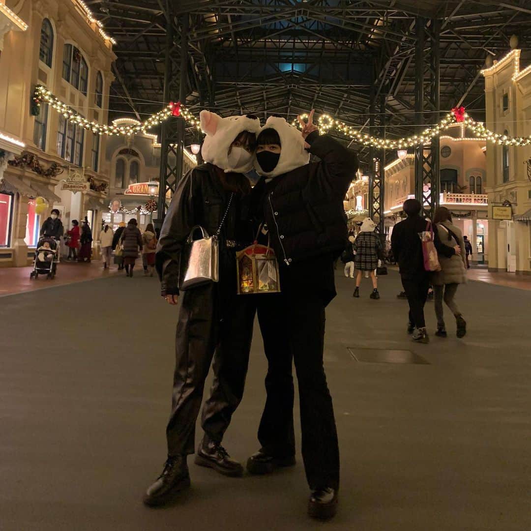 山下恵奈のインスタグラム：「ここで4人で撮ってないの後悔すぎるだろ #ディズニー#disney」
