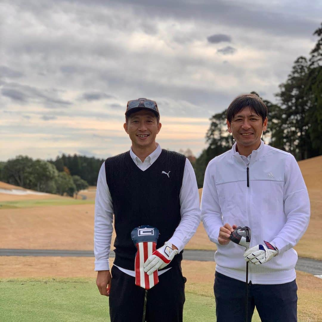 福西崇史さんのインスタグラム写真 - (福西崇史Instagram)「. この前、中田浩二とゴルフ🏌️‍♂️⛳️ . ゴルフ番組で一緒に出てから、 お互いそこそこうまくなってて、スコアもいい争いしてた🤣笑 . #中田浩二 #福西崇史 #ポートレートおじさん #enjoy #golf #スコアいい勝負 #puma #pumagolfjapan #cobragolf #仲間 #感謝」12月27日 17時29分 - takashi_fukunishi