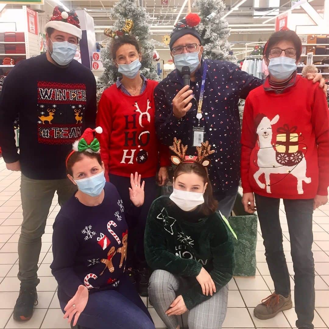auchan_franceさんのインスタグラム写真 - (auchan_franceInstagram)「A l’occasion de la journée du pull de Noël, nos collaborateurs ont joué le jeu et avaient mis leur plus belle tenue :)」12月27日 17時32分 - auchan_france