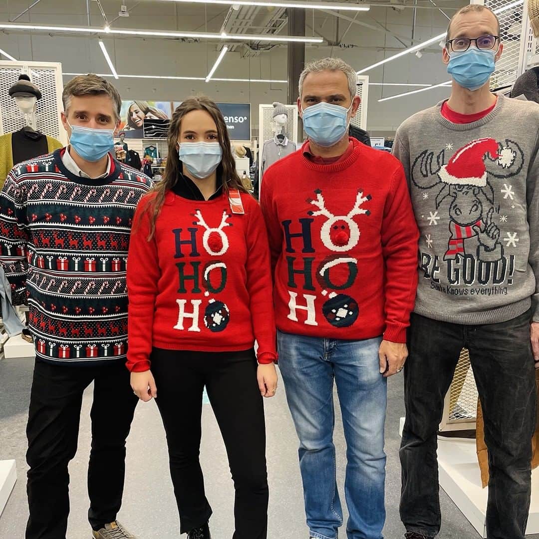 auchan_franceさんのインスタグラム写真 - (auchan_franceInstagram)「A l’occasion de la journée du pull de Noël, nos collaborateurs ont joué le jeu et avaient mis leur plus belle tenue :)」12月27日 17時32分 - auchan_france