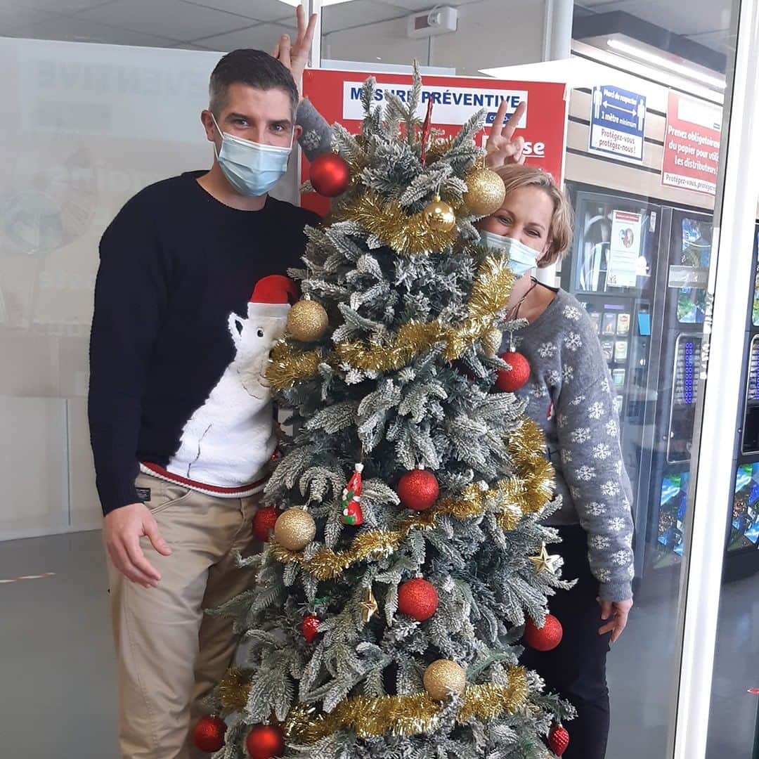 auchan_franceさんのインスタグラム写真 - (auchan_franceInstagram)「A l’occasion de la journée du pull de Noël, nos collaborateurs ont joué le jeu et avaient mis leur plus belle tenue :)」12月27日 17時32分 - auchan_france