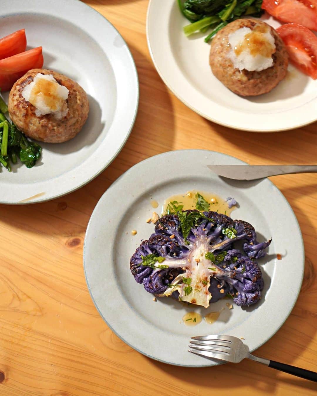 Akihiro Yoshidaさんのインスタグラム写真 - (Akihiro YoshidaInstagram)「紫カリフラワーのステーキ  カリフラワーで一品。  クリスマス雰囲気の流れでいつもと違う感じの食卓に。カリフラワーも食べ応えのある一品になりました。  とても美味しいのでオススメです  #豊洲の極 ( @toyosu_no_kiwami )さんの紫カリフラワーを使って晩ご飯 豊洲の極さんの食材は一般には流通しない高級割烹などのお店向けの食材を扱っており、仲卸さんの目利きがされた極上食材なんです  ■レシピ カリフラワー…1 イタリアンパセリ…適量 ミント…適量 ブラックペッパー…適量 ローズマリー…1 オリーブオイル…大さじ3 にんにく…1片 塩…少々  step1️⃣. ガーリックオイルにローズマリーをあわせる。オイルに刻んだ構想にブラックペッパーを合わせておく step2️⃣.紫カリフラワーを中心の茎をのこして二つステーキ用にきっておく。両端は刻んで塩茹でしてブレンダーでペーストにする。ベーコンをオリーブオイルで炒めて、オリーブオイルだけペーストに混ぜておく step3️⃣. 紫カリフラワーをフライパンで塩をふり蒸し焼きして、皿にペーストとカリフラワーにベーコンをのせて、香草のオイルと砕いたピーナッツをのせて出来上がり  #akihiroy#おうちごはん#料理男子#家庭料理#手作りごはん#今日のごはん#料理記録#献立#料理好きな人と繋がりたい　#手料理#旦那飯 #旦那飯👨‍🍳」12月27日 17時38分 - akihiroy