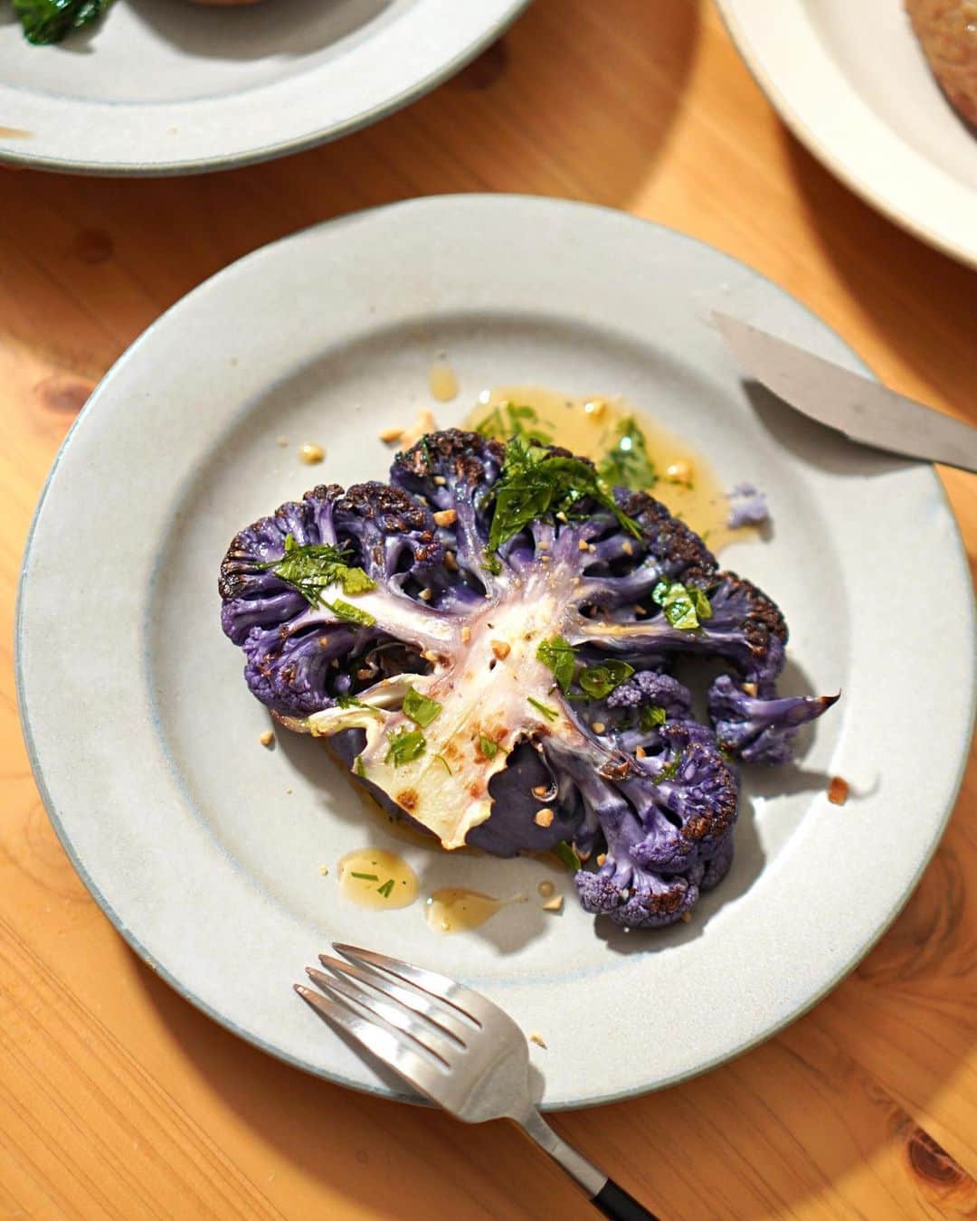 Akihiro Yoshidaのインスタグラム：「紫カリフラワーのステーキ  カリフラワーで一品。  クリスマス雰囲気の流れでいつもと違う感じの食卓に。カリフラワーも食べ応えのある一品になりました。  とても美味しいのでオススメです  #豊洲の極 ( @toyosu_no_kiwami )さんの紫カリフラワーを使って晩ご飯 豊洲の極さんの食材は一般には流通しない高級割烹などのお店向けの食材を扱っており、仲卸さんの目利きがされた極上食材なんです  ■レシピ カリフラワー…1 イタリアンパセリ…適量 ミント…適量 ブラックペッパー…適量 ローズマリー…1 オリーブオイル…大さじ3 にんにく…1片 塩…少々  step1️⃣. ガーリックオイルにローズマリーをあわせる。オイルに刻んだ構想にブラックペッパーを合わせておく step2️⃣.紫カリフラワーを中心の茎をのこして二つステーキ用にきっておく。両端は刻んで塩茹でしてブレンダーでペーストにする。ベーコンをオリーブオイルで炒めて、オリーブオイルだけペーストに混ぜておく step3️⃣. 紫カリフラワーをフライパンで塩をふり蒸し焼きして、皿にペーストとカリフラワーにベーコンをのせて、香草のオイルと砕いたピーナッツをのせて出来上がり  #akihiroy#おうちごはん#料理男子#家庭料理#手作りごはん#今日のごはん#料理記録#献立#料理好きな人と繋がりたい　#手料理#旦那飯 #旦那飯👨‍🍳」