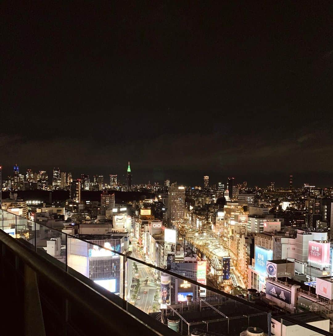 moeさんのインスタグラム写真 - (moeInstagram)「. この前渋谷( @celavitokyo )で グランピングしてきたよ❤︎ 都会にいながら居心地の良い空間が楽しめるの🥺！ しかも渋谷の夜景を一望できて、 めちゃくちゃ綺麗だった🌃🤍 ・ #東急プラザ渋谷 #tokyuplazashibuya #celavitokyo #shibuniwa #zekkeiglamping #zara #valentino #gucci #bubbles #ootd」12月27日 17時38分 - immoeg