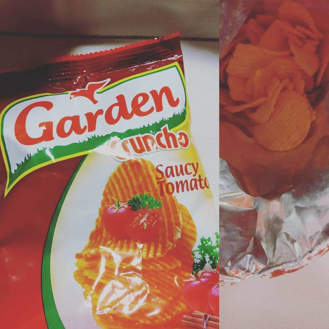 山本しろうさんのインスタグラム写真 - (山本しろうInstagram)「トマトはやっぱりGarden crunchoのSaucy Tomatoにかぎる #二日で一トマト #GardenCruncho  #cavinkare #ポテトチップス  #potatochips  #Tomato #Tomato!! #トマト #トマト！！」12月27日 17時44分 - yamamotoshiroto