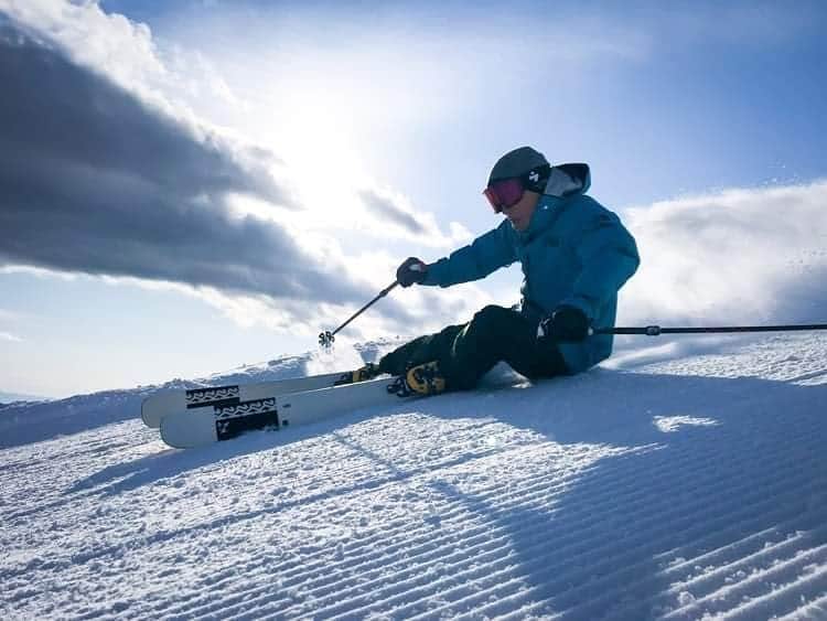 江本悠滋のインスタグラム：「2時間だけ！と八方尾根スキー場へ！ピステン最高じゃないですか。久しぶりに思いっきりゲレンデ攻めてみた😅 シーズン初めの滑り込みは大事ですね。  #paraglider #paragliding #paraglidingworld #hikeandfly #fly #adventure #flying #travel #mountain #snow #ski #skiing #alpine #running #trailrunning #八方尾根 #hakubavalley  #k2skis #sweetprotectionjapan #sweetprotection #swix #mindbender  #長野  #白馬」
