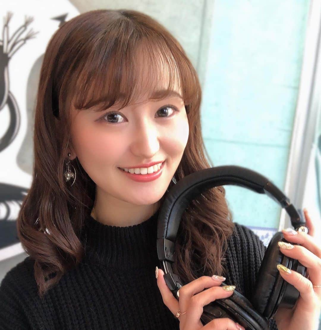 岡崎まどかのインスタグラム：「. 今年最後の生放送も無事に終わりました📻🎧 本日もパーソナリティを務めました！  YouTubeライブで見てくださった方もツイキャス来てくださった方も、スタジオ観覧いらっしゃった方も、たくさんコメントありがとうございました🌟  来年もrainbow town FMのラジオ生放送よろしくお願いします🙇🏻‍♀️🌸  #ラジオ  #生放送　#レインボータウンfm」