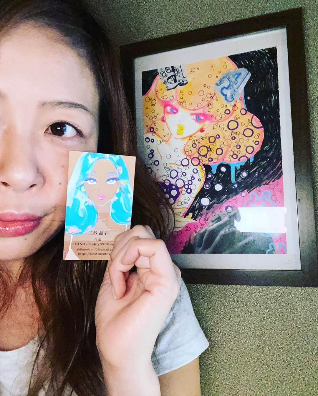 三谷晶子さんのインスタグラム写真 - (三谷晶子Instagram)「わたしの2冊目の本の表紙を描いてくれて、　@iland_identity のイラストを担当してくれてる　@hikacha から、4代目のマイ名刺がきた✨  彼女とはいつもモードや気分がシンクロする。オンライン飲みで「なんか最近強めモード」「わたしも！」ってなり、彼女がインスタにあげた新作を名刺に使わせてもらいました。  夏になればわたしは小麦色になるから、名刺の彼女にもうちょい近づきそう。  2枚目は我が家にある2作目の小説の原本の絵とともに。  ひかりちゃんの絵とともに自分の顔も変わってく感じで楽しいわ。  今回の絵の彼女からのメッセージは「自分の目でしっかり見ること」「あなたの目にわたしを焼き付けて」。  来年のテーマ、これでいくわ📸  @hikacha ありがとう！  #加計呂麻島 #kakeroma  #kakermajima #kakeromaisland #island #artwork  #illustration  #painting  #イラスト #アクリル絵の具 #islandgirl  #islandlife #islandlifestyle #japanesegirl  #japanesegirls  #japan_of_insta  #japanesefashion  #japanillustration  #islandphotography  #islandgirldiaries」12月27日 17時46分 - akikomitani