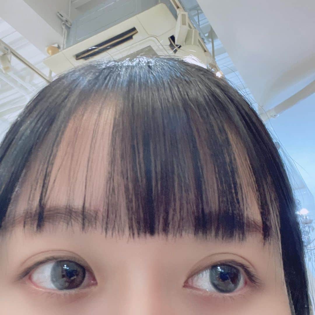 歩乃華（ほのらん）のインスタグラム：「そいえば髪ブルーブラックにした💙 カラコンと色同じに見える！笑 ２枚目がビフォー！！！！！  ブリーチもエクステも まつげパーマもネイルも辞めた女です😑笑 筋トレは続けます🥰笑  @m.o.d_shibuya0623  @tatsuyam.o.d  いつもありがとうございます⭐️」