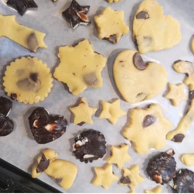 蛯原英里さんのインスタグラム写真 - (蛯原英里Instagram)「今年もサンタさんへのクッキーを頑張って作りました～！チョコチップクッキーとココアチョコチップクッキー。 何度か作っているのでこねるのも型抜きもスムーズに自分でできていたので成長を感じる～😂と同時にお兄ちゃんお姉ちゃんたちがやっていることがかなり気になるかむちゃん 去年は参戦出来なかったかむちゃんも今年はお手伝い出来てとても楽しそう～！そして、とても上手に出来ました  サンタさんへの準備はこんな感じにしてました🎅🏻上は娘で下はかむちゃん作😊  #christmas #cookie #2020 #winter #familylife」12月27日 17時47分 - eriebihara