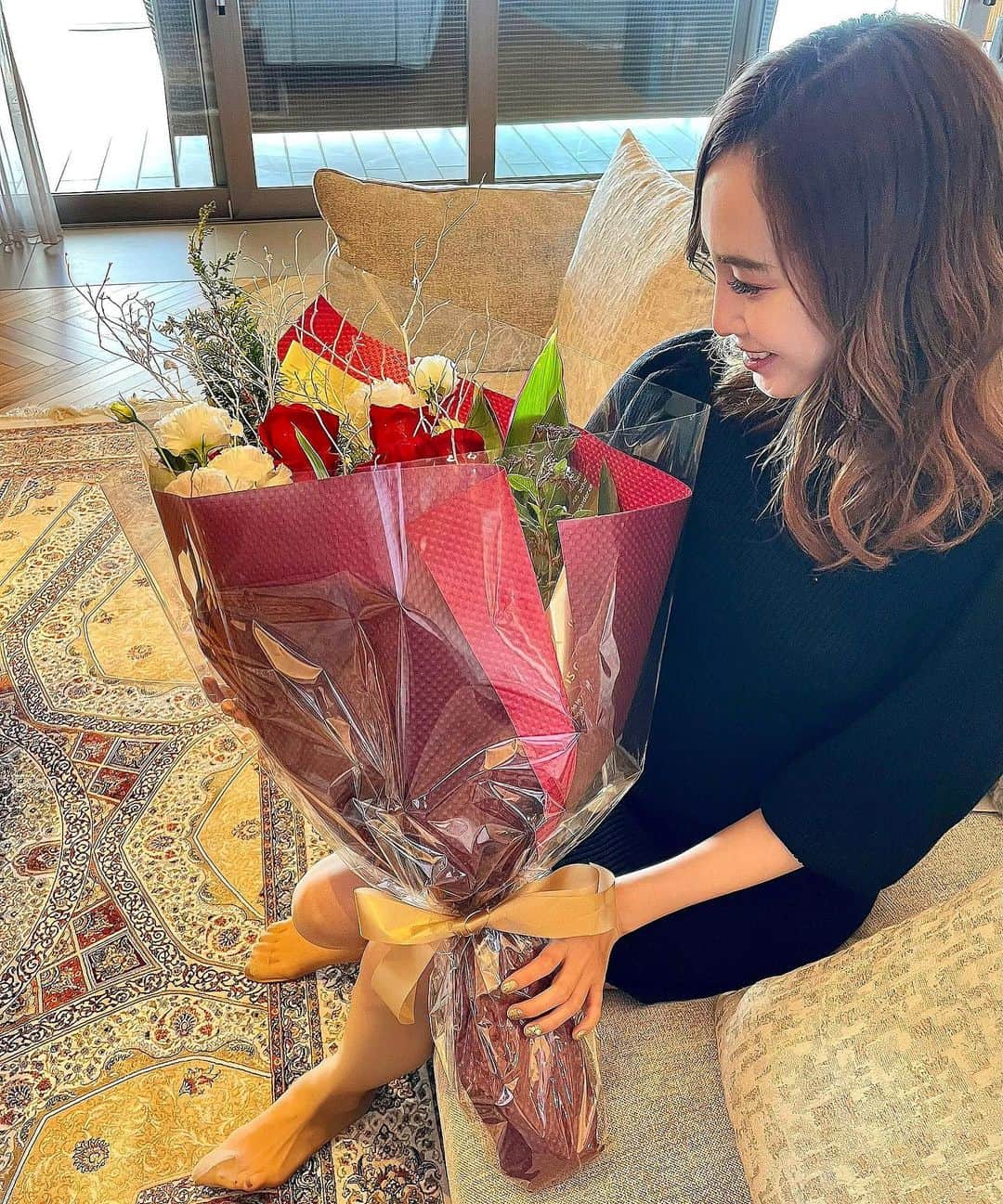 岩佐しおりのインスタグラム：「✔️💐💐 ・ very happy🤍 #christmas ・」