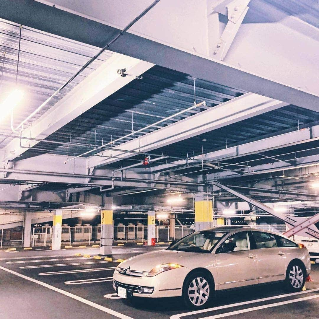 CITROEN JP Officialさんのインスタグラム写真 - (CITROEN JP OfficialInstagram)「大統領の公用車も務めた Citroën C6。 1999年のコンセプトカー「C6 リナージュ」のDNAを受け継ぐフラッグシップモデルです。 @602cc さん、ステキな投稿ありがとうございます。  #citroenjp とともにシトロエンの写真／イラストを投稿いただくと、公式アカウントよりリポストさせていただくことがございます。  #InspiredbyFans #citroenjp #CitroenC6 #シトロエンC6 #citroën #シトロエン」12月27日 18時00分 - citroen_jp