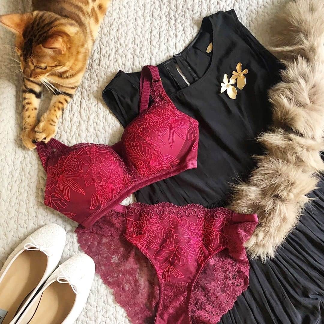 のインスタグラム：「. 《赤》は肌馴染みがよく、 肌をきれいに見せてくれるだけでなく 疲れているときや、やる気が出ないときに エネルギーを与えてくれる、パワーのあるカラーです！  日頃の疲れを吹っ飛ばしてくれるような 鮮やかなカラーを身に着けて、 年末年始を過ごしてみてはいかがでしょうか.+♡゜  ブラデリスミーの《赤》なら、 《Leafy Bra》がおすすめ！ バストの横広がりを防ぎ、 脇肉をおさえサイドすっきり、 さらにバストを中央に寄せ上げて デコルテに丸みを作るカップ設計が特徴。  ノンワイヤーでも立体的な 美しいバストシルエットに整えてくれますよ◎ . . .  Thank you from the bottom of our hearts♡ We hope you will have a grate year.+ See you in 2021!  BRADELIS New York . . . #ブラデリスミー #bradelisme #ブラデリス #bradelis  #リーフィー #leafybra #赤 #補整ショーツ #補整下着」
