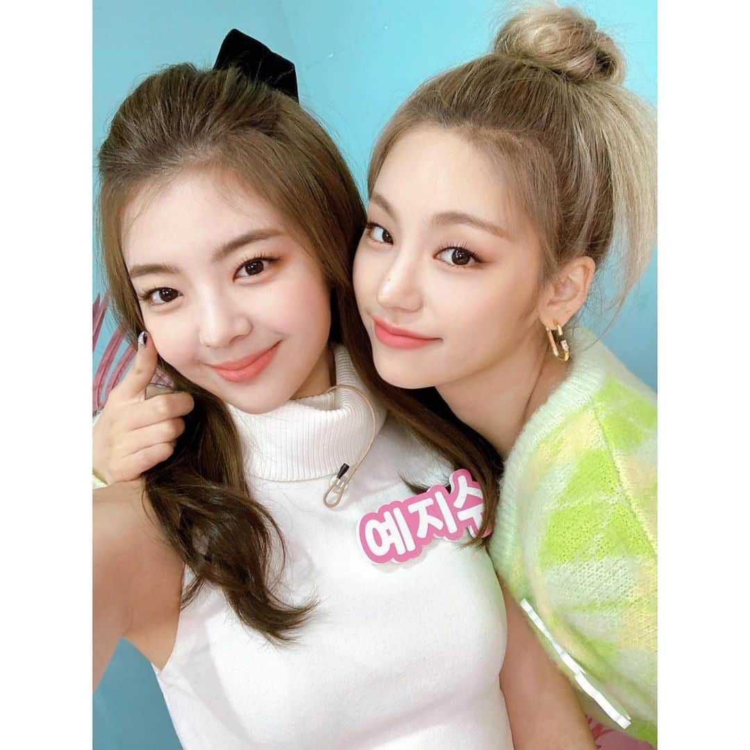 ITZYさんのインスタグラム写真 - (ITZYInstagram)「#2TZY #🖤💙」12月27日 18時00分 - itzy.all.in.us