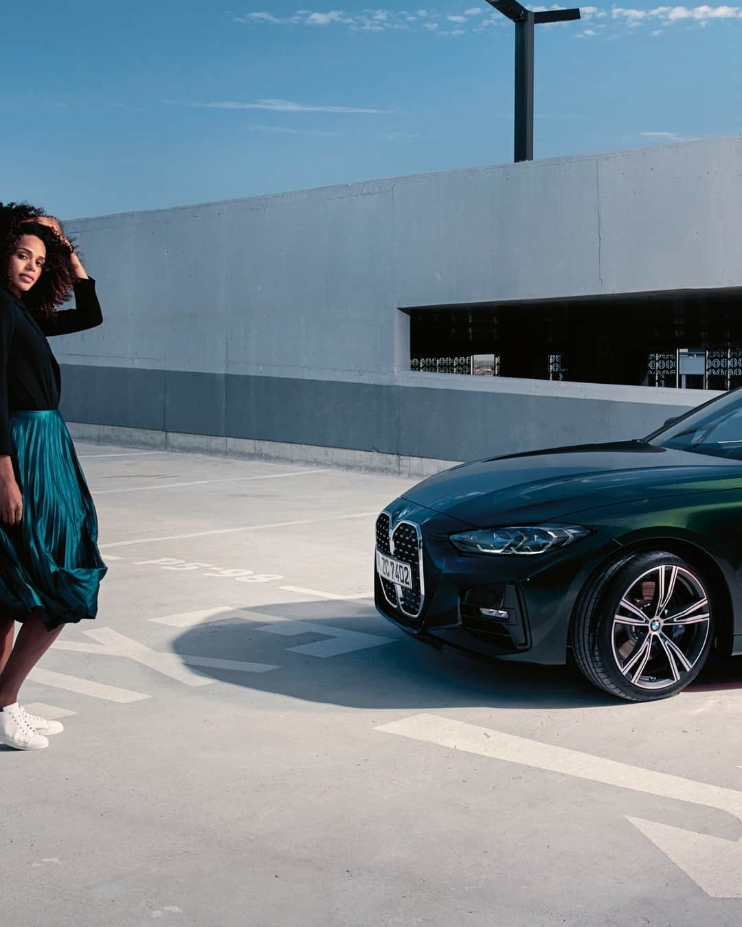 BMWのインスタグラム：「Fuzzy hair, roofless rides, endless waves of summer vibes. The all-new BMW 4 Series Convertible.  #THE4 #BMW #4Series」