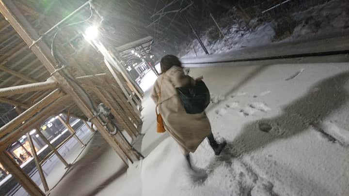 峰麻美さんのインスタグラム写真 - (峰麻美Instagram)「雪に慣れていない人が雪を見るとこうなります☃️  #snow #snowing  #happy #テンション上がりすぎ #走りすぎ #浮かれすぎ #雪踏みしめるの楽しすぎ」12月27日 17時56分 - asaaaaami.0702