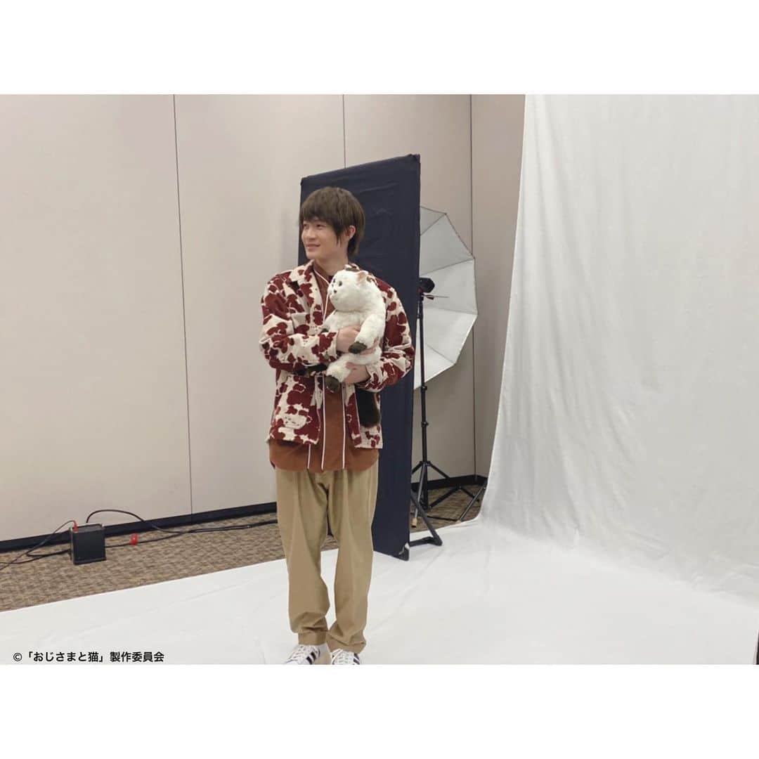 おじさまと猫さんのインスタグラム写真 - (おじさまと猫Instagram)「#ふくまる 、２ショット中📷🙌 (神木隆之介さんの取材にて！)  最初は少し緊張していたけど、 とても楽しそうでした🐱💓  ＼ドラマParavi #おじさまと猫 ／  配信スタートまであと5日✨ 放送まであと10日✨  地上波では1月6日(水)深夜0時58分スタート📺 #Paraviでは1月1日(金)夜9時〜独占先行配信📱  新年は「おじさまと猫」🎍  ぜひお楽しみに🥰  #テレビ東京 #Paravi  #おじ猫  #草刈正雄 #神木隆之介 #小関裕太 #武田玲奈 #平山浩行  #高橋ひとみ #升毅  #撮影まる #猫のいる暮らし」12月27日 17時57分 - tx_ozineko