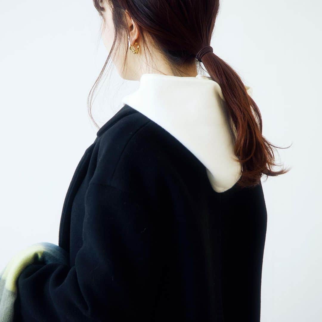INDIVIのインスタグラム：「- pick up items -﻿ ﻿ ﻿ ベロア生地を使用した軽い着心地のコート。﻿ ブルゾンのようなシルエットですので、コーディネートに合わせやすく大人カジュアルな雰囲気に仕上がります！﻿ 程よいゆるさ加減がより女性らしく演出してくれます。﻿ ﻿ ﻿ ✴︎tops.¥14,850(税込)﻿ ✴︎no.127-19469﻿ ﻿ ✴︎coat.¥46,200(税込)﻿ ✴︎no.127-99051﻿ ﻿ ﻿ #INDIVI﻿ #インディヴィ」