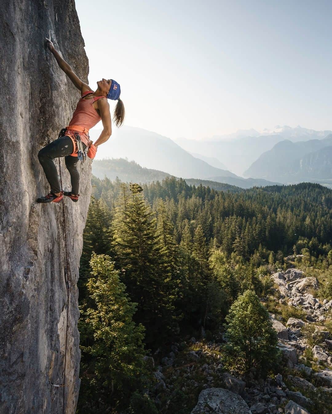 レッドブルのインスタグラム：「from free-skiing snow covered slopes to climbing unexplored mountain territories, her skills know no limits...   🧗: @nadinewallner  📸:: @philipplatzer  #redbull #givesyouwiiings #climbing #rockclimbing #adventure #ski」