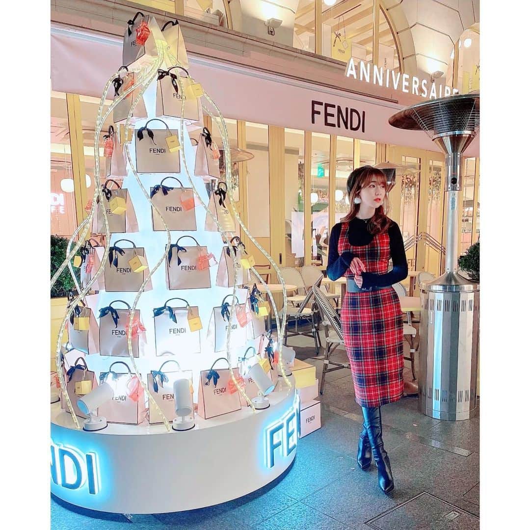 堀尾実咲のインスタグラム：「🎄🎁☕️💛  #fendi #fendicafe #fendicaffe #fendicaffebyanniversaire #anniversarycafe #cafestagram #genic_cafe #フェンディ #フェンディカフェ #アニヴェルセルカフェ #アニヴェルセル #コラボカフェ #カフェ部 #カフェ巡り #カフェスタグラム #カフェスタグラム2020 #ラテアート #表参道 #omotesando」