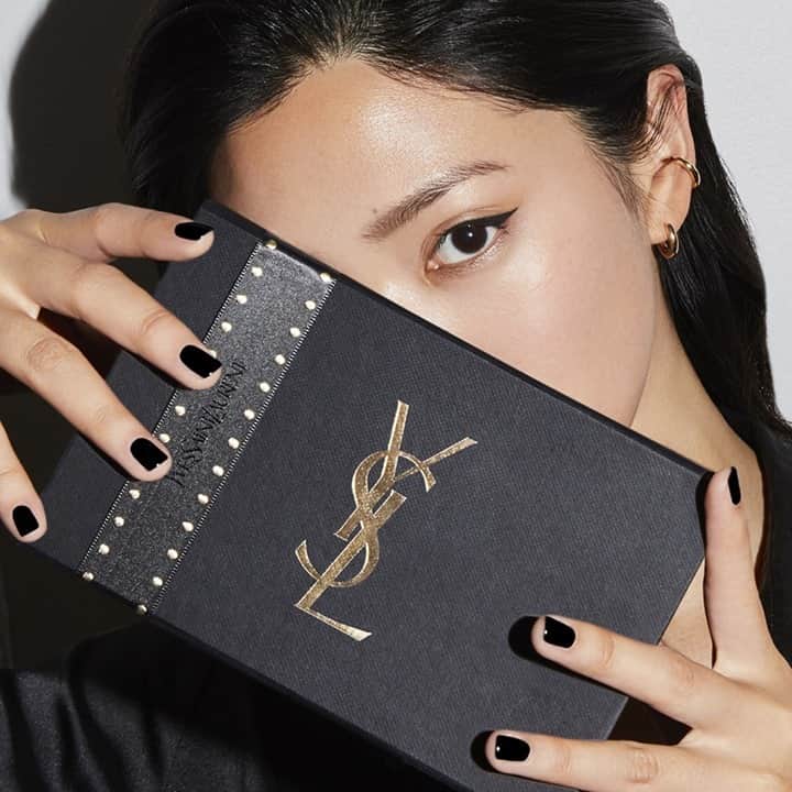 Yves Saint Laurent Beautyさんのインスタグラム写真 - (Yves Saint Laurent BeautyInstagram)「YSL Beauty is the gift that keeps on giving... Join the YSL Beauty rewards club and discover all the benefits that you'll receive when you shop online or in-store. #yslbeauty #rewardsclub #rewardyourself」12月27日 17時58分 - yslbeauty