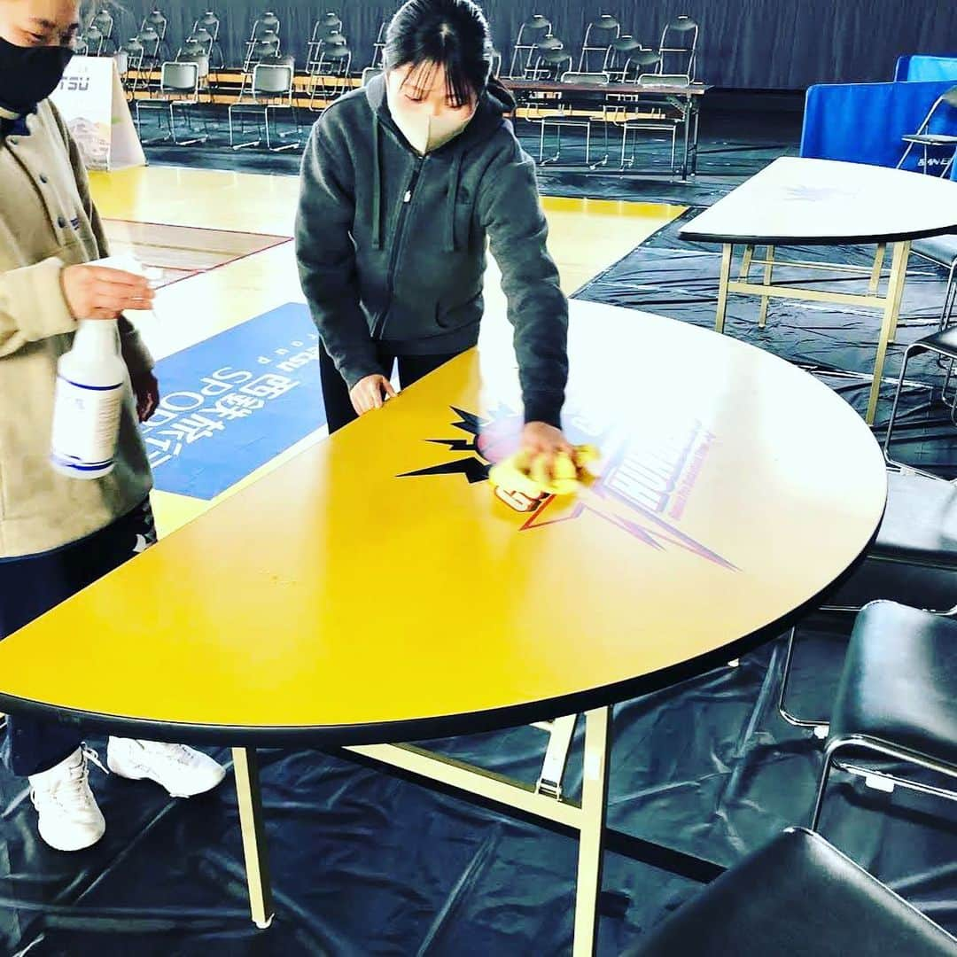 群馬クレインサンダーズさんのインスタグラム写真 - (群馬クレインサンダーズInstagram)「本日は1/2.3の会場準備を行いました！ご来場頂く皆様にも安心してご観戦いただくため、椅子もテーブルも床も全て消毒作業を行いました✨ 感染症対策バッチリですので是非お越しくださいませ🙇‍♀️🏀✨ #お年玉企画 #小中高生無料 #23連勝を共に」12月27日 18時08分 - gunmacrane3ders