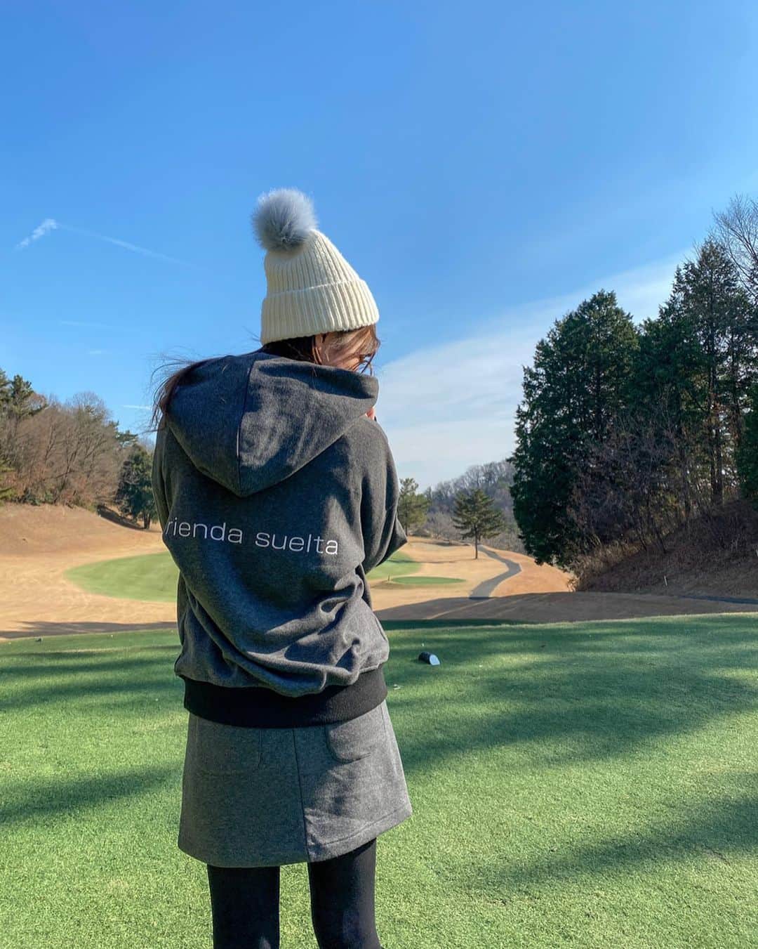 のインスタグラム：「. 冬ゴルフ❄️ 前半凍っててグリーンまわりで稼いでしまう😅⛳️ . 冬ゴルフのあるある❄️ . . この日は @riendasuelta_golf の 最高にあったかくてかわいいゴルフコーデ💙 . このセットアップ、中がフリース素材になっててめちゃくちゃ暖かいよ〜✨ . ちょっとオーバーサイズめなところもかわいい💛 ウエストはゴムなので楽ちん★ . 冬ゴルフコーデは暖かくて動きやすさ重視！それでかわいいデザインなら尚嬉しい😆💡 . . . #riendasuelta #golf #golffashion #vividgolf #リエンダスエルタ #セットアップ #冬ゴルフコーデ #ゴルフ女子 #ゴルフファッション #ビビゴルフ」