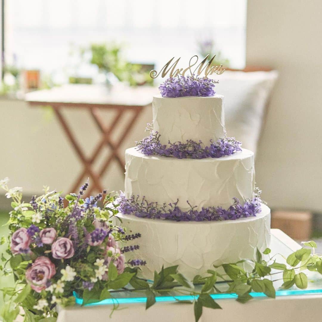 楽婚【公式】Instagramさんのインスタグラム写真 - (楽婚【公式】InstagramInstagram)「. ♡シンプルウェディングケーキ  シンプル～個性的なデザインまで おふたりらしを表現できるウェディングケーキ。 中でも人気の”カラードリップケーキ”は ソースをかける前と後で印象がガラッと変わるので 1度で2度楽しめるのもポイント♡＊。+  @rakukon をフォローして 『#楽婚』をつけて、 お写真の投稿大歓迎♡ 公式IGでリグラムされるかも！？  Webでご予約はTOPのURLより♡ ⇒@rakukon . #楽婚 #rakukon #ベストアニバーサリー  #ベストブライダル #wedding #ウェディング #日本中のプレ花嫁さんと繋がりたい #プラコレ  #花嫁 #卒花嫁 #2021年秋婚 #2020年冬婚 #2021年春婚 #2021年夏婚 #式場探し#ナチュラルウェディング #結婚式準備 #結婚式場#weddingdress #ウェディングドレス  #前撮り#会場装飾 #オリジナルウェディング #テーマカラー#ウェディングケーキ#ウェディングアイテム#チャペル #サプライズ#披露宴演出#ドリップケーキ」12月27日 18時03分 - rakukon