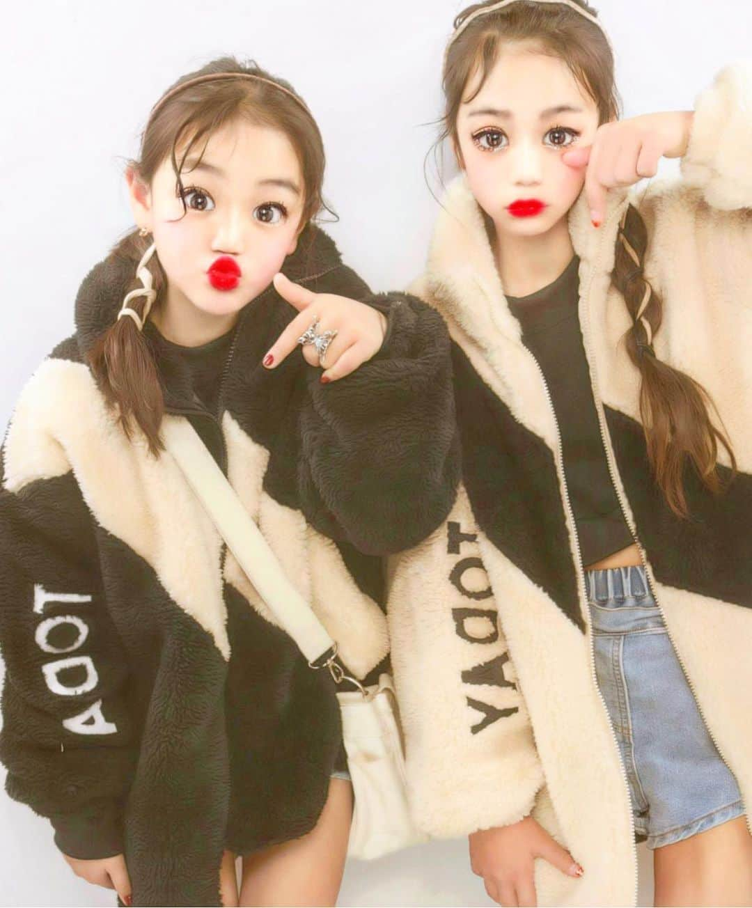 代田萌花さんのインスタグラム写真 - (代田萌花Instagram)「冬休みに入った姉妹💜❤️🥺 なんだか私もウキウキ🥺💕 ママは29で仕事納めだよ😊❤️ あともう少し❤️  @cocobambi2020 さまの アウター色違い❤️姉妹で、ほんと 久々にプリクラ💜💜💜 みなさんチェックしてねー！  #姉妹 #姉妹仲良し#姉妹おそろ#お揃い#アウター#もこもこ#冬コーデ#リンクコーデ#おそろコーデ#姉妹コーデ#姉妹プリ #プリクラ#プリ#kids#kidsfashion #code#kidscode#instagram #instafashion #instapic #love#sisters #モカニナ」12月27日 18時04分 - micky.kira