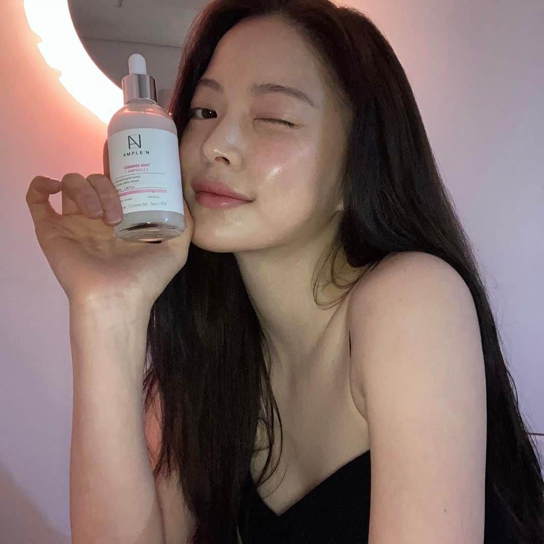 イム・ボラさんのインスタグラム写真 - (イム・ボラInstagram)「#광고모델  애정하는 내 세라마이드ఇ 이거 하나만 발랐는데 촉촉! 보라의 보습앰플 많이 사랑해주세요 ༘♡  ⁽⁽◝( ˙ ꒳ ˙ )◜⁾⁾   #앰플엔#세라마이드샷앰플#amplen」12月27日 18時04分 - 3.48kg