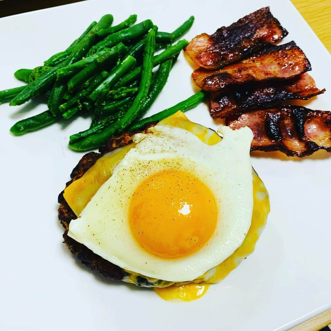 アクア新渡戸さんのインスタグラム写真 - (アクア新渡戸Instagram)「本日の夕食は久しぶりに 目玉焼きチーズハンバーグ🍳🧀🥓 目玉焼きが半熟に上手く出来て ご機嫌です😁  そしてお風呂上がりの十亜 新しいアイテムのマッサージチェアに どハマり🙄  まだ必要ないぞぉ〜😓  #家族でおうちごはん  #目玉焼きチーズハンバーグ #マッサージチェア最高  #美味しい時間 #娘マッサージチェアに座りまくり」12月27日 18時04分 - amiaquanitobe